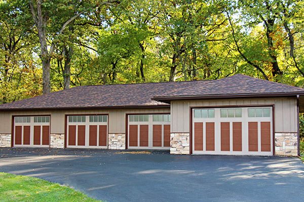 Lechlitner-Residential-Garage-Doors-Raynor-Distinctions-Series-RockCreeke.jpg